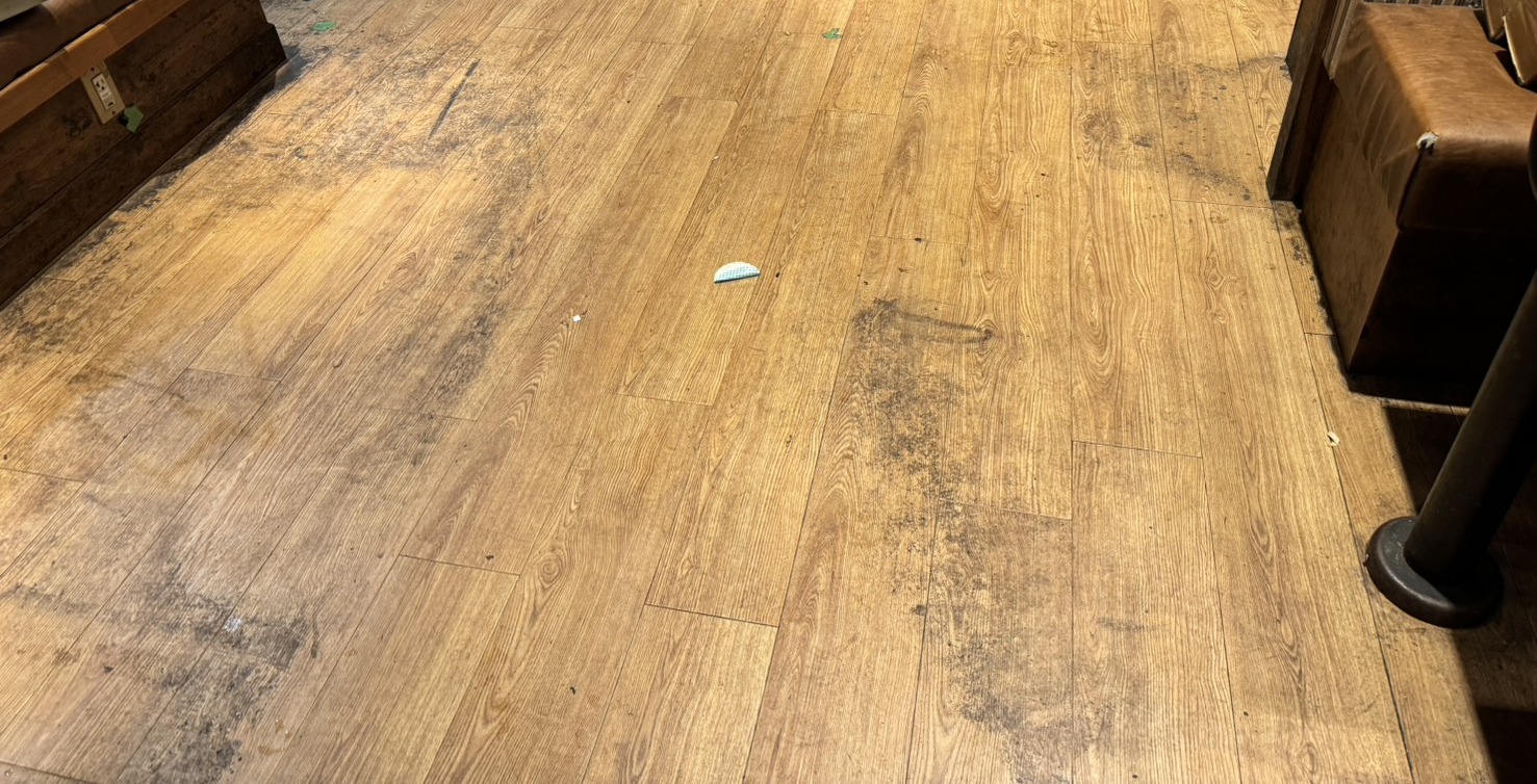 飲食店フロア清掃前