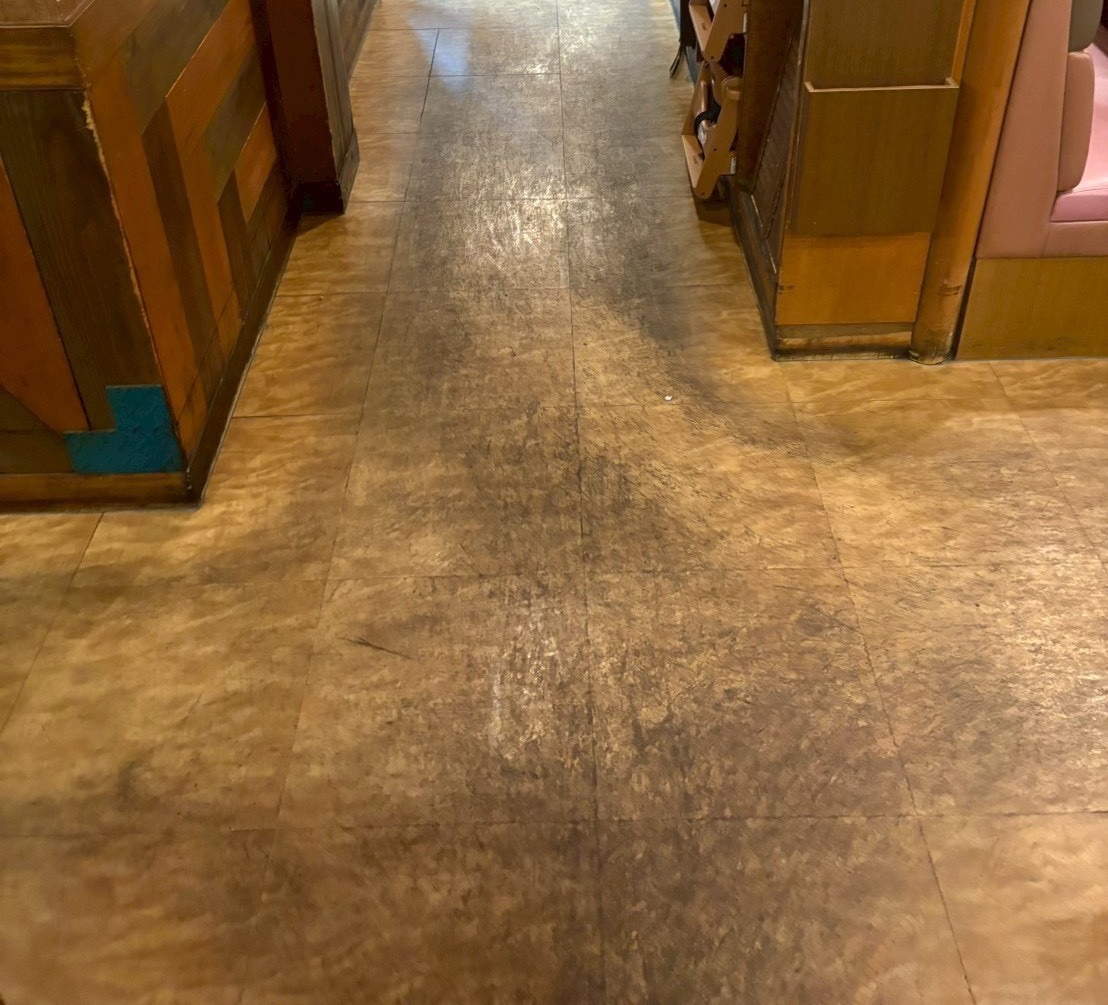 通路フロア清掃前